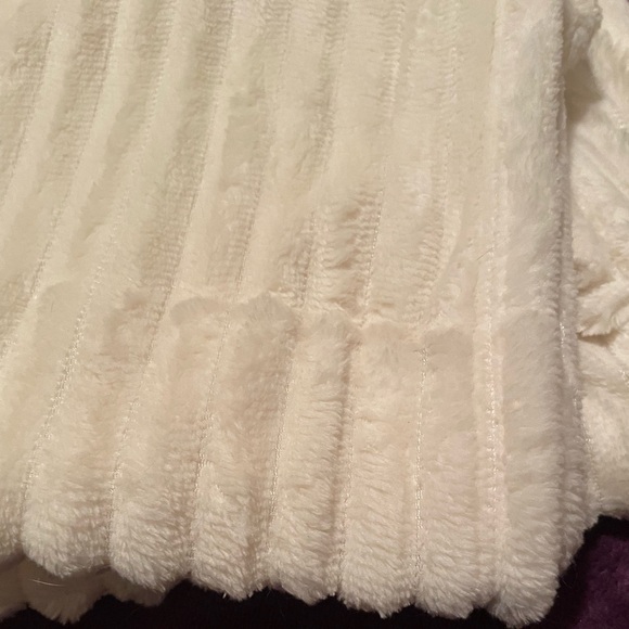 Cozy White Ribbed throw blanket - Picture 2 of 5